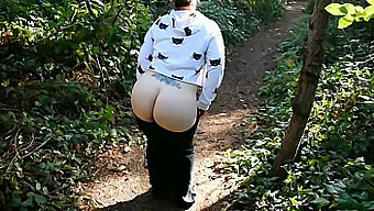 A Exibição De Bunda Grande De Uma Milf Amadora Fica Louca Em Um Parque Público