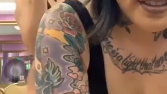 Ragazza Asiatica Tatuata Mostra Le Sue Tette Sode E Sode