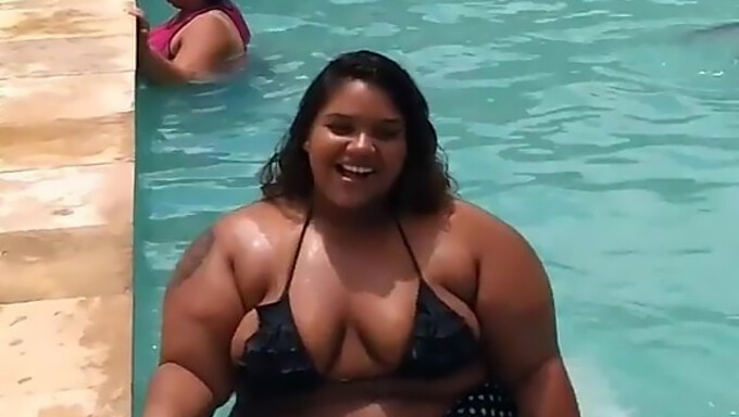 Une Nana Aux Gros Seins Noirs Montre Son Gros Cul Et Ses Seins Naturels